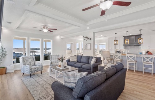Hackberry House | Waterfront Wonderland Fishing and Pier Campn