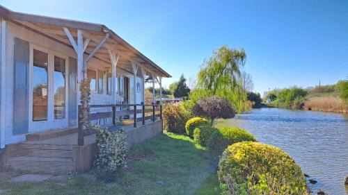 Ooltgensplaat Ski Chalet | Waterlodge met waterfiets op monumentaal fort
