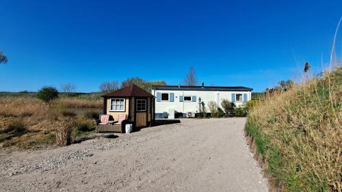 Ooltgensplaat Ski Chalet | Waterlodge met waterfiets op monumentaal fort
