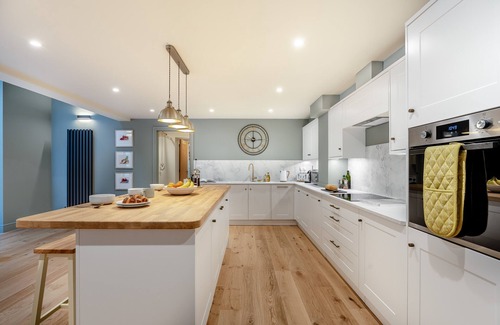 Ewhurst Green House | Watermans Vineyard Barn
