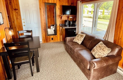 Lake George Cabin | Waters Edge Lodge