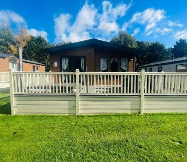 Allerthorpe House | Waters Edge Lodge with Hot Tub