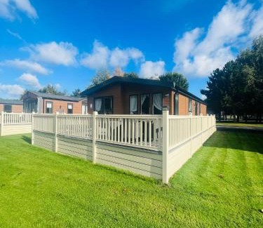 Allerthorpe House | Waters Edge Lodge with Hot Tub
