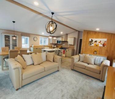 Allerthorpe House | Waters Edge Lodge with Hot Tub