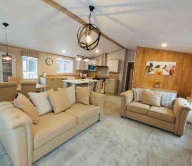 Allerthorpe House | Waters Edge Lodge with Hot Tub