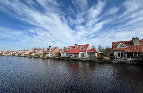 Langweer House | Watervilla de Karekiet by Droomvilla