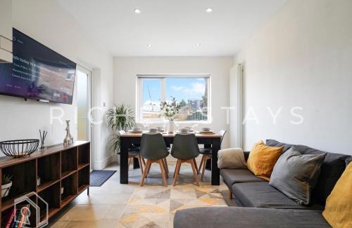 Watford House | Watford Large 5BR Home - Contractors & Families