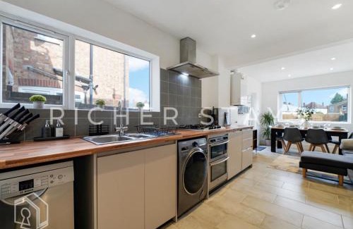 Watford House | Watford Large 5BR Home - Contractors & Families