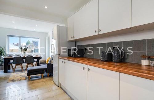Watford House | Watford Large 5BR Home - Contractors & Families
