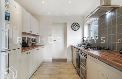 Watford House | Watford Large 5BR Home - Contractors & Families