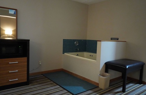 Watseka Hotel | Watseka 24 Inn & Suites