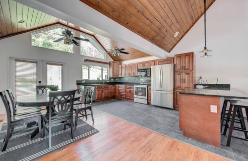 Harriman House | Watt a Retreat on Watt's Bar Lake, Sleeps 6-8