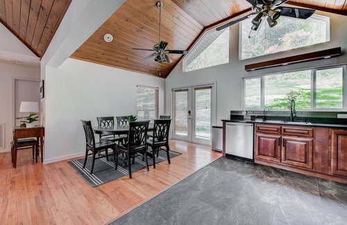Harriman House | Watt a Retreat on Watt's Bar Lake, Sleeps 6-8