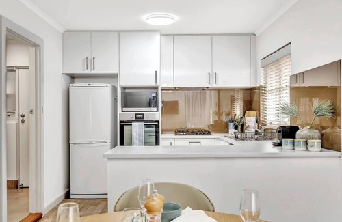Glenelg North House | Waves and Walks Close to Beach and Local Boutiques