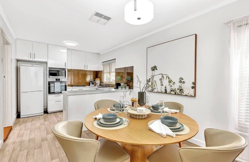 Glenelg North House | Waves and Walks Close to Beach and Local Boutiques