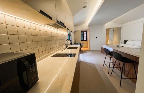Kampong Glam Apartment | Weave Suites - Midtown