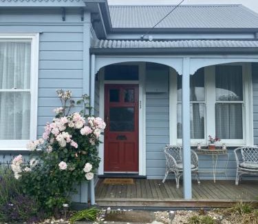 Timaru Villa | Wee Blue BnB- Central Cosy Villa