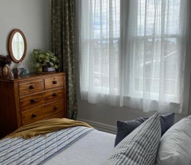 Timaru Villa | Wee Blue BnB- Central Cosy Villa