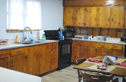 Centre Cabin | Weiss Lake Rustic Cabin on the water, new flooring!