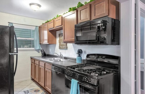 Lansing House | Welcome Home (+ your pup) MSU 2 mi