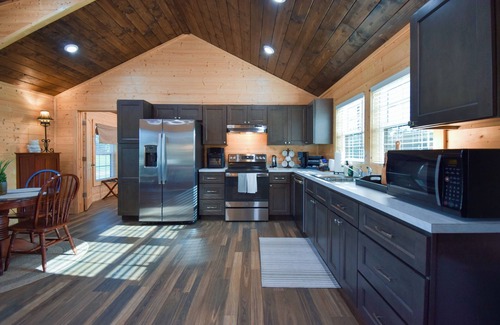 Texarkana Cabin | Welcome to Cabin by the Meadow-your perfect retreat on the outskirts of town!