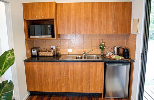 Mudgeeraba Cabin | Welcome to Cockatoo Cabin at Nebesa Nature Retreat