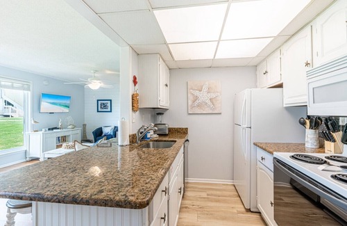 Holiday Isle Condo | Welcome to Kitzi’s Corner – Pet-Friendly 1BR Retreat with FREE Beach Service!