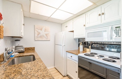 Holiday Isle Condo | Welcome to Kitzi’s Corner – Pet-Friendly 1BR Retreat with FREE Beach Service!