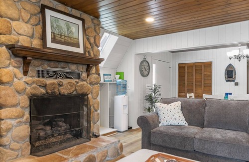 Fenwick House | Welcome to Lake Life! Your spacious WATERFRONT getaway on an all sports lake! 😍