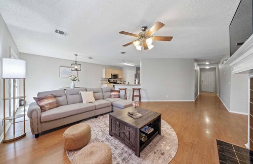 Cat Hollow House | Welcome to Luckenwald Cove Retreat-Your Home Away from Home in Round Rock #42135