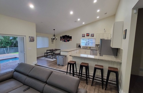 Sunrise House | WELCOME TO OUR POOL HOUSE AND COZY STAY FOR A PERFECT FAMILY VACATION IN FLORIDA