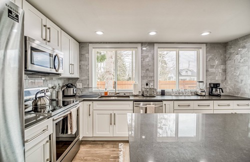 Eastside House | Welcome to the Safehouse! Modern remodeled 5 bedroom home in Tacoma duplex! n