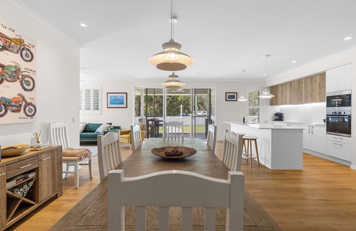 Tin Can Bay House | Welcome to "The White House"