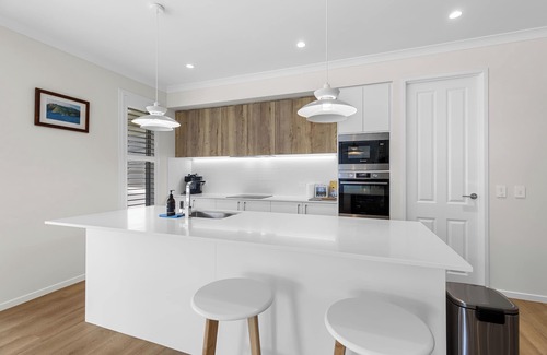 Tin Can Bay House | Welcome to "The White House"