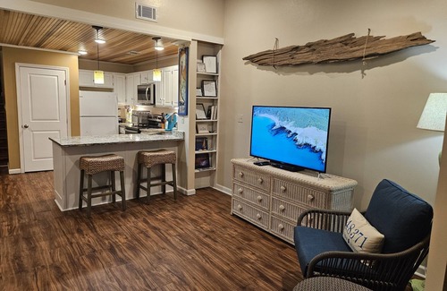 East End House | Welcome to Sea Glass 💎1 Bed, 1 Bath, Sleeps 4. Close to beach, pool access.