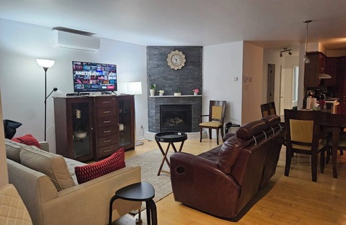 Saint-Hubert Condo | Welcome to Your Home Away From Home! 🏡✨nComfort Awaits in Our Cozy treat!