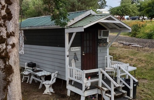 Roseburg Cabin | Welcoming cabin with AC in charming Glide