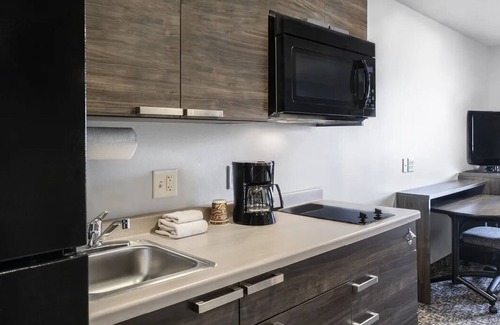 Pooler Hotel | Welcoming Hotel w/In-Room Kitchenettes, Pet-Friendly, Near Savannah Airport
