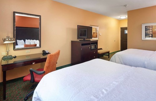 Waco Hotel | Welcoming Stay Near Texas Sports Hall of Fame, Free Parking & Breakfast, Pool!