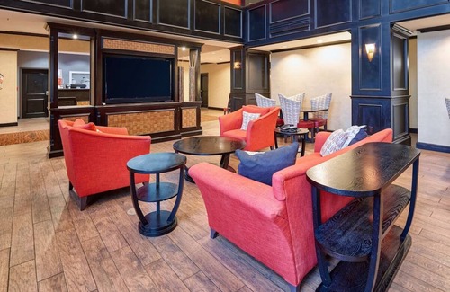 Waco Hotel | Welcoming Stay Near Texas Sports Hall of Fame, Free Parking & Breakfast, Pool!