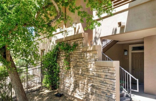 North Scottsdale Condo | WELL DRESSED GRAYHAWK CONDO! QUIET OPEN BRIGHT.Close to all the good stuff!