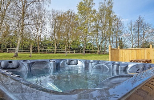 Hutton Rudby Ski Chalet | Well presented luxury lodge with two doubles, one with en suite shower.