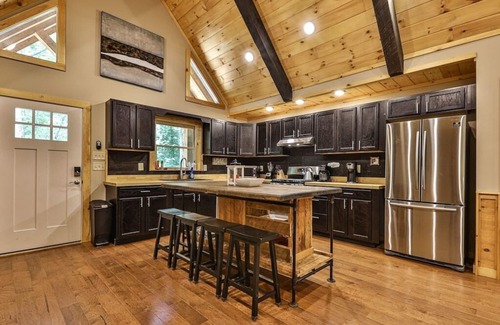 Ellijay Cabin | WeLOVEdogs/allBreedsSizes/2King/FencedYard/Firepit