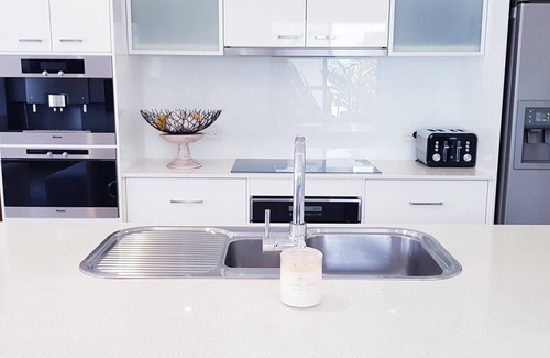 West Beach House | WEST BEACH resort style luxury * PETS WELCOME* a short walk to the beach