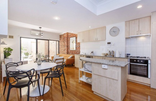 Fremantle Apartment | West End Courtyard Retreat