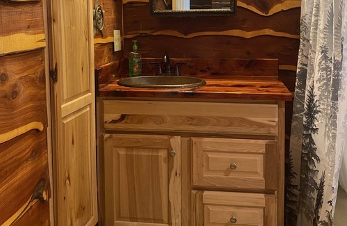 Oscar Cabin | West Haven Cabins - quiet country setting GRN