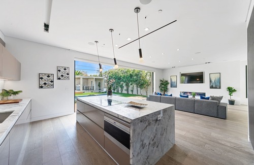 Melrose House | West Hollywood 5 BR Villa; Pool, Hot Tub, Rooftop Patio, Free Parking, Central