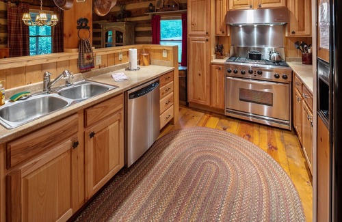 Todd Cabin | West Jefferson - Enjoy WiFi, Creek, Firepit & Deer.