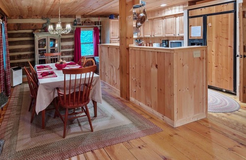 Todd Cabin | West Jefferson - Enjoy WiFi, Creek, Firepit & Deer.