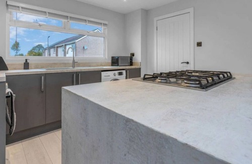 Whitburn House | West Lothian 5 Beds + car space